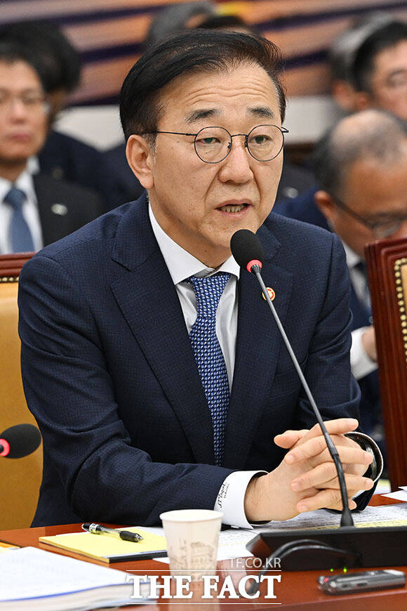 의원 질의 듣고 생각에 잠긴 김 장관.