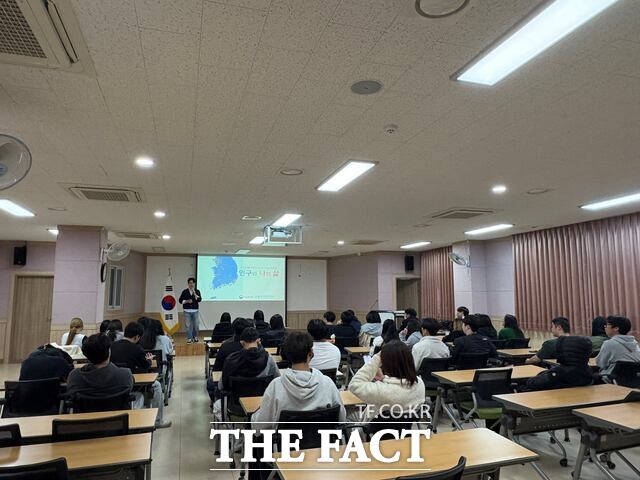 당진시는 28일 당진정보고 2학년 학생들을 대상으로 인구와 나의 삶이란 주제로 인구 인식 개선 교육을 실시했다. /당진시