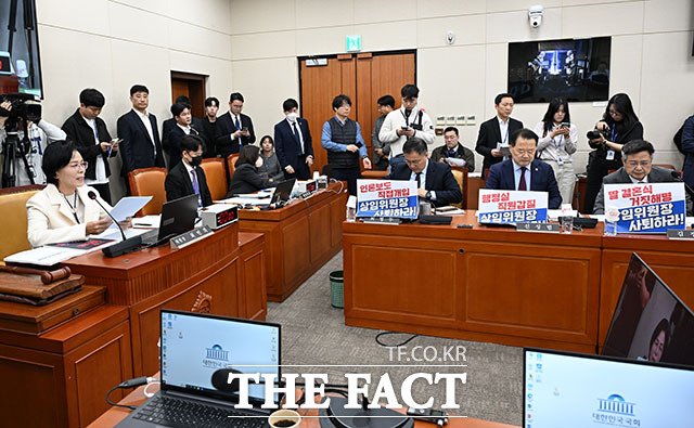 생각에 잠긴 최 위원장.