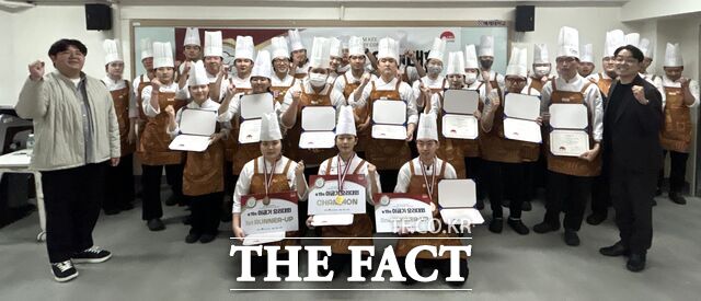 배재대 외식조리학과에서 2025 이금기 요리대회 예선전이 열린 가운데 한예원(첫줄 가운데)이 챔피언에 올라 결승 참여 기회와 내년 홍콩 연수 참여권을 획득했다. /배재대