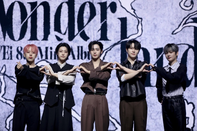 그룹 위아이의 장대현 유용하 김요한 김동한 강석화(왼쪽부터)가 29일 오후 서울 광진구 예스24라이브홀에서 여덟 번째 미니앨범 Wonderland 발매 기념 미디어 쇼케이스에 참석해 포즈를 취하고 있다./위엔터테인먼트