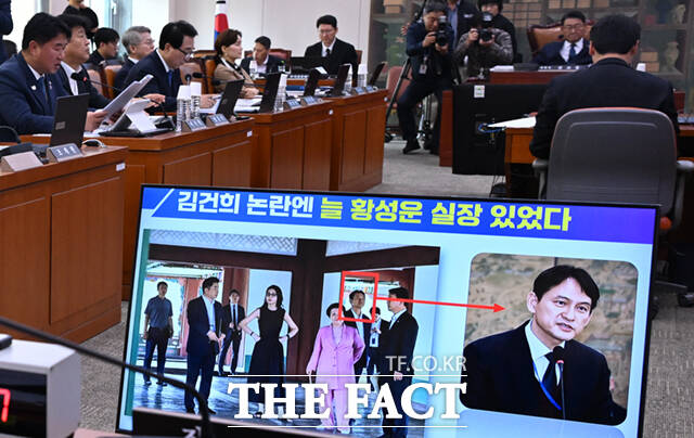 29일 서울 여의도 국회에서 열린 문화체육관광위원회의 문화체육관광부, 국가유산청 등 종합감사에서 이기헌 의원이 김건희 씨의 국가유산 사적 유용 의혹 질의를 하며 사진을 공개하고 있다. 사진에는 2023년 9월 경복궁 경회루 비공개 방문 당시 김건희 씨와 금거북이 매관매직 의혹을 받는 이배용 전 국가교육위원장 등의 모습이 담겼다.