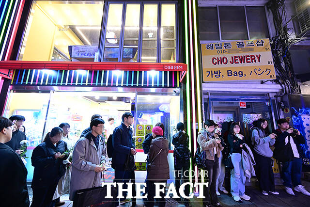 추모 공간 옆으로 문 연 오락실. 개방된 문 옆에는 펀치머신이 위치해 있다. 이날 이태원 참사 3주기를 몰랐던 외국인 관광객들이 펀치머신을 이용하자 일부 추모객들은 NO STOP 등을 외치며 행동을 제지하기도 했다.