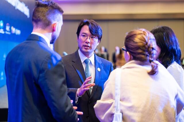 이규호 부회장이 ABAC 4차회의 폐막행사 참여자들과 대화를 나누고 있다. /코오롱그룹