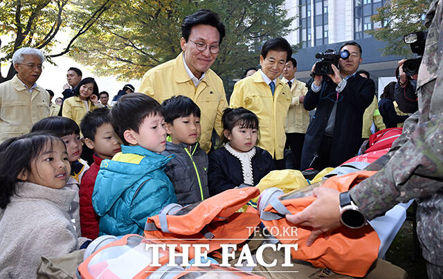 김민석 국무총리가 29일 오후 서울 종로구 정부서울청사에서 열린 화재대비 민방위 훈련에 참가해 화재 진압 훈련을 하고 있다. /임영무 기자