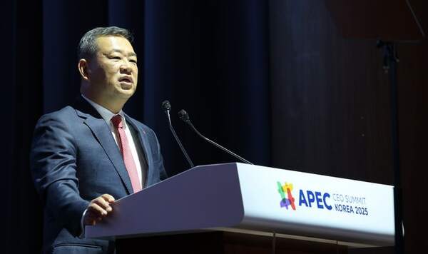 김상현 롯데그룹 유통군 총괄대표 부회장이 아시아태평양경제협력체(APEC) CEO 서밋의 디지털 전환과 전자상거래 효율화 세션 연단에 올라 유통산업에서의 디지털 전환 필요성을 주제로 연설하고 있다. /대한상의