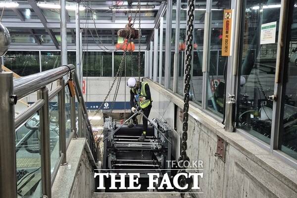 대전교통공사는 대전역 에스컬레이터 3대를 신품으로 교체완료하고 30일 개통한다. 사진은 대전역 에스컬레이터 교체 장면. /대전교통공사