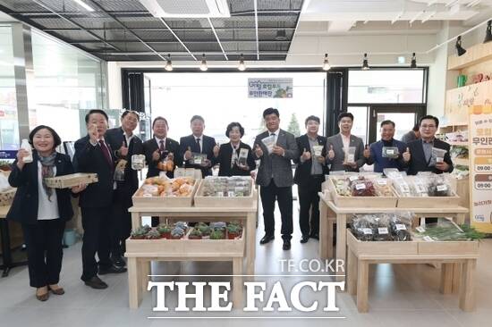 28일 열린 ‘가평군 로컬푸드협의회’ 출범식에 참석한 내외빈들이 가평이음터 매장을 둘러보며 기념촬영을 하고 있다. /가평군