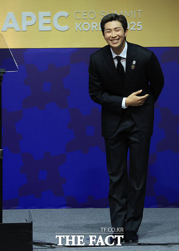 연단에 올라 인사하는 그룹 방탄소년단(BTS)의 리더 RM. /APEC 2025 KOREA & 연합뉴스