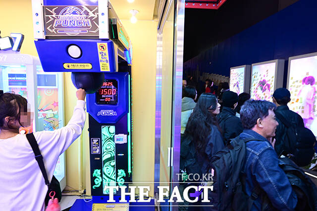 10·29 기억과 안전의 길 옆 오락실을 찾은 외국인 관광객들이 펀치머신을 이용하고 있다. 이용객이 많진 않았지만 이태원 참사를 모른 채 방문한 외국인들이 해당 기계를 시끄럽게 사용해 일부 시민의 제지를 받기도 했다.
