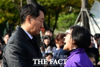  유가족의 거센 항의 받는 오세훈 서울시장 [포토]