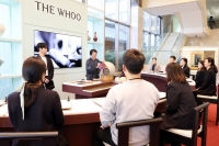  글로벌 CEO 배우자들도 반했다…LG생활건강, 경주서 'K-뷰티' 체험 프로그램 개최