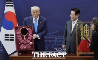  [2025 APEC] 李 대통령, 트럼프에 무궁화 대훈장 서훈…금관 모형 선물