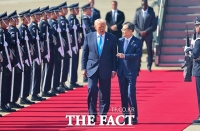  트럼프와 만난 조현 외교부 장관-강경화 주미대사 [TF사진관]