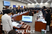  '정쟁은 잠시 멈추고'... 이태원 추모 사이렌에 묵념하는 과방위 [TF사진관]