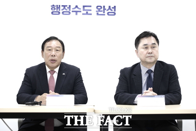 최민호 세종시장과 김종민 국회의원이 30일 세종시국회건립지원협력사무소에서 2026년 국비확보 현장상황실 현판식을 갖고 환담을 나누고 있다. /세종시