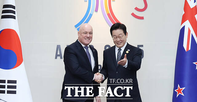 이재명 대통령과 크리스토퍼 럭슨 뉴질랜드 총리가 30일 경북 경주 APEC 정상회의장에서 열린 양자회담에서 기념 촬영 후자리로 향하고 있다. /APEC 2025 KOREA & 연합뉴스