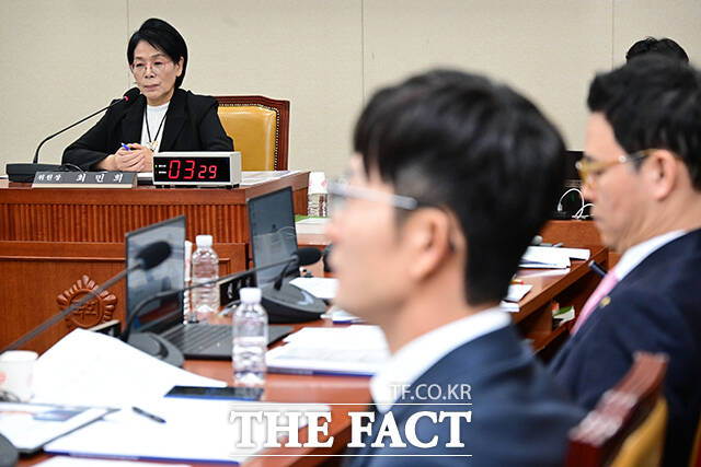 자녀 축의금 논란으로 야당의 사퇴 압박 받는 최민희 위원장... 냉랭한 국감장의 분위기.