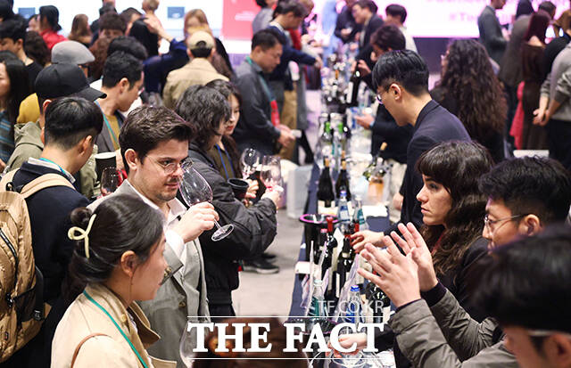 감베로 로쏘 주최 '2025 TOP 이탈리안 와인 로드쇼'가 30일 서울 중구 앰배서더 서울 풀만 호텔에서 열린 가운데 와인업계 관계자들이 와인을 시음하고 있다. /와인 21