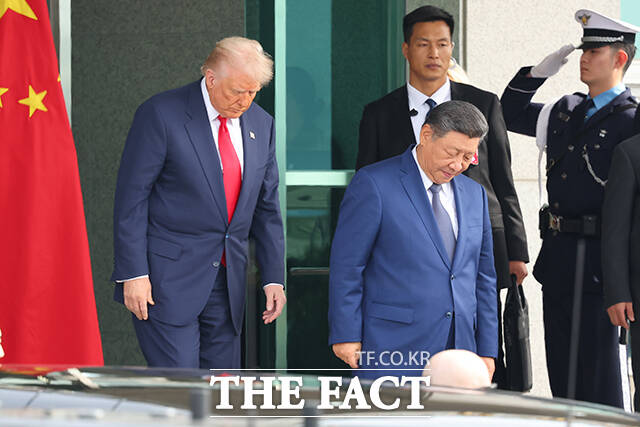 도널드 트럼프 미국 대통령(왼쪽)과 시진핑 중국 국가주석이 30일 오후 부산 김해공군기지 나래마루에서 열린 정상회담을 마친 뒤 회견장을 나서며 대화하고 있다. /APEC 2025 KOREA & 연합뉴스