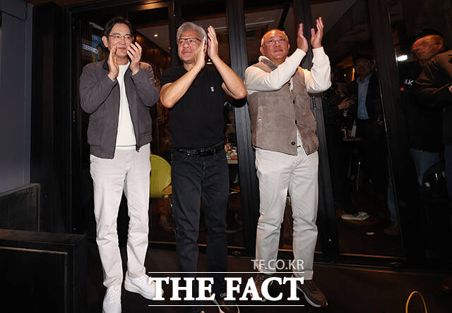 이재용 삼성전자 회장과 젠슨 황 엔비디아 최고경영자, 정의선 현대차그룹 회장(왼쪽부터)이 30일 오후 서울 강남구 삼성동의 한 치킨집에서 '치맥' 회동을 마친 후 인사를 하고 있다. /서예원 기자