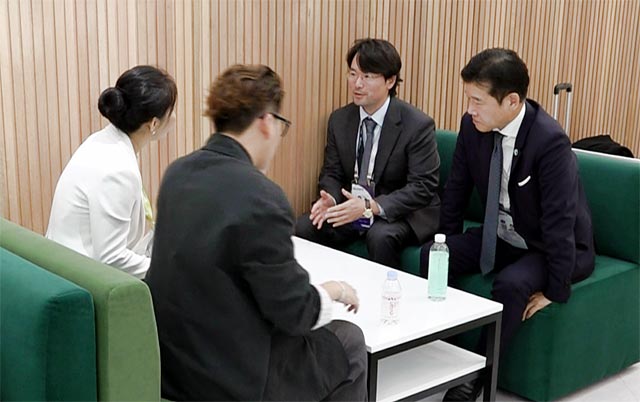 이규호 코오롱그룹 부회장(오른쪽에서 두번째)과 코오롱FnC 유석진 대표이사(오른쪽)가 중국 유통기업 관계자들과 대화를 나누고 있다. /코오롱