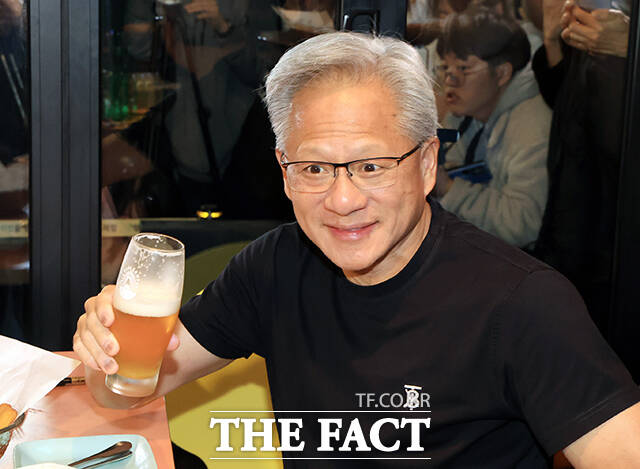 이재용 삼성그룹 회장이 30일 오후 서울 강남구 삼성역 인근 깐부치킨 매장에서 정의선 현대차그룹 회장, 젠슨 황 엔비디아 최고경영자(CEO)과 치킨 회동 중 받은 선물을 공개하고 있다.