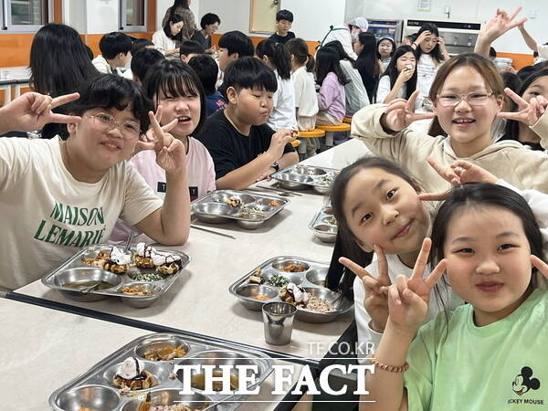 대전장대초등학교 학생들이 점심식사를 하며 기념촬영을 하고 있다. /정예준 기자