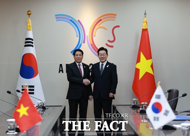 이재명 대통령이 30일 오후 경북 경주 APEC 정상회의장에서 르엉 끄엉 베트남 국가주석과 정상회담에 앞서 악수를 하고 있다. /APEC 2025 KOREA & 연합뉴스