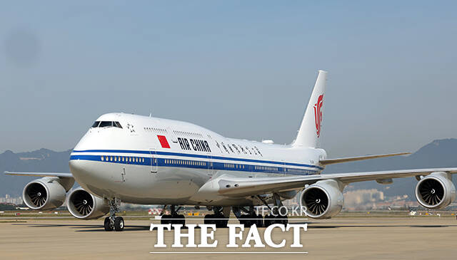 시진핑 중국 국가주석이 탑승한 전용기가 30일 오전 부산 김해국제공항에 착륙하고 있다. /APEC 2025 KOREA & 연합뉴스