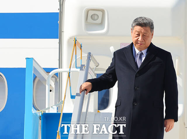 경주 APEC 정상회의 참석을 위해 국빈방한한 시진핑 중국 국가주석이 30일 오전 부산 김해국제공항에 도착해 전용기에서 내려오고 있다. /APEC 2025 KOREA & 연합뉴스