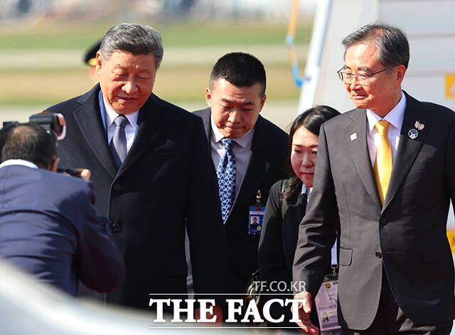 경주 APEC 정상회의 참석을 위해 국빈방한한 시진핑 중국 국가주석(왼쪽)이 30일 오전 부산 김해국제공항에 전용기편으로 도착해 조현 외교부 장관의 안내를 받으며 이동하고 있다. /APEC 2025 KOREA & 연합뉴스