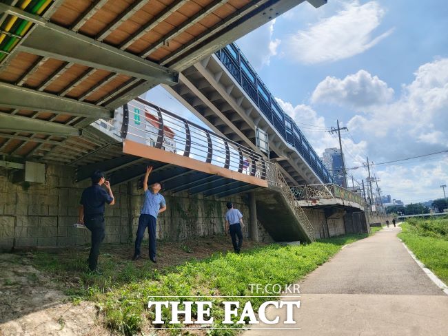 확장인도교 하부 점검. /경기도