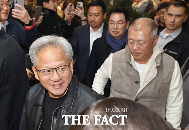 이재용 삼성그룹 회장이 30일 오후 서울 강남구 삼성역 인근 깐부치킨 매장에서 정의선 현대차그룹 회장, 젠슨 황 엔비디아 최고경영자(CEO)과 치킨 회동 중 받은 선물을 공개하고 있다.