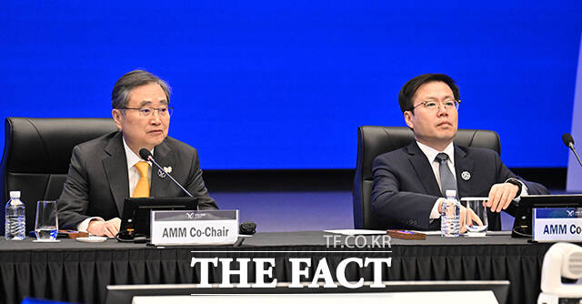 조현 외교부 장관(왼쪽)이 30일 오전 경북 경주시 소노캄 경주 그랜드볼룸에서 열린 2025 APEC 외교통상합동각료회의 개회식에 참석해 개회사를 하고 있다. 오른쪽은 여한구 통상교섭본부장. /청사사진기자단