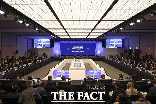 조현 외교부 장관(왼쪽)이 30일 오전 경북 경주시 소노캄 경주 그랜드볼룸에서 열린 2025 APEC 외교통상합동각료회의 개회식에 참석해 개회사를 하고 있다. 오른쪽은 여한구 통상교섭본부장. /청사사진기자단