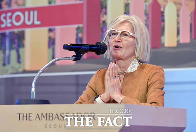 에밀리아 가토 주한 이탈리아 대사가 축사를 하고 있다.