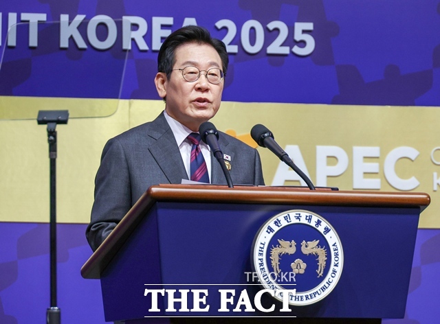이재명 대통령은 30일 한반도 핵문제의 실질적 해결과 한반도 평화 구축을 위해 우리에게는 중국의 건설적 역할이 절실히 필요하다고 강조했다. 이 대통령이 29일 오전 경주 예술의 전당에서 열린 APEC CEO 서밋에서 특별연설을 하고 있다. /APEC 2025 KOREA & 연합뉴스