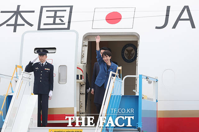 환한 미소로 방한한 다카이치 총리. /APEC 2025 KOREA & 연합뉴스