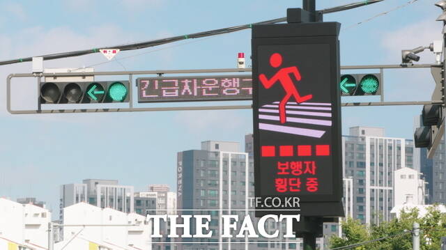 천안역사거리와 터미널사거리에서 실증 운용 중인 ‘예지형 보행자 안전 AI 서비스’. /천안시