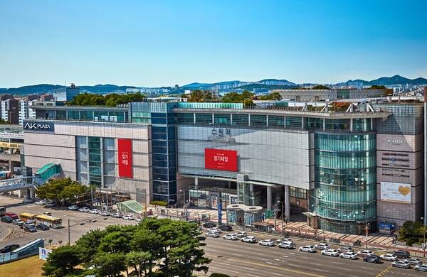 AK플라자 수원점 지난달 오픈한 AK 홍대 프로젝트에 이어 새로운 테마의 콘텐츠 라인업을 확대한다. 사진은 AK플라자 수원점 전경. /AK플라자