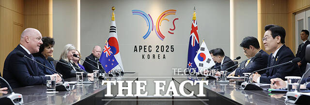 이재명 대통령과 크리스토퍼 럭슨 뉴질랜드 총리가 30일 경북 경주 APEC 정상회의장에서 양자회담을 하고 있다. /APEC 2025 KOREA & 연합뉴스