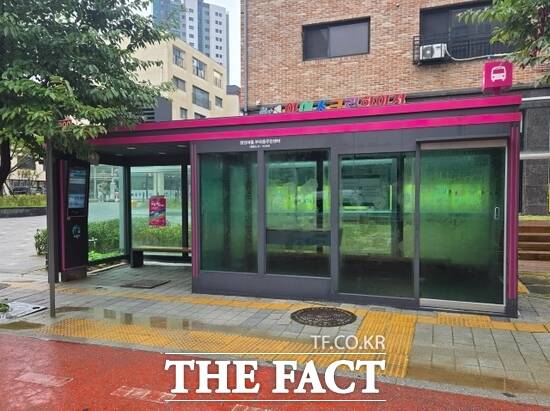 경기도의 합동 점검 결과 9개 시·군 버스정류소 43곳 모두 보·차도 높이 부적정 등 교통약자 편의시설의 법적 설치 기준을 충족하지 못했다. 사진은 도내 한 버스정류소의 모습. /경기도