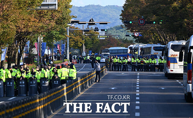 경찰청은 2025 아시아·태평양경제협력체(APEC) 정상회의 기간 외국인이나 특정 국가 국민을 대상으로 한 혐오 표현이 포함된 집회·시위에 대해 엄정 대응하겠다고 30일 밝혔다. 사진은 APEC이 열리고 있는 29일 오후 경북 경주시 국립경주박물관 인근 도로가 통제되고 있는 모습. /경주=박헌우 기자