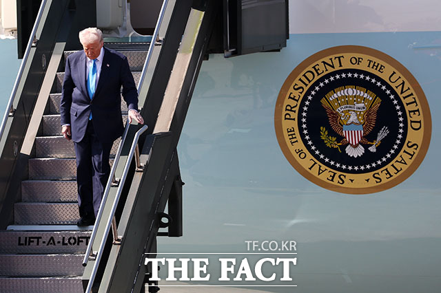 트럼프 대통령은 순방 이전부터 추진했던 김정은 북한 국무위원장과의 만남이 불발된 것을 두고 그를 만나러 다시 오겠다고 밝혔다. 사진은 트럼프 대통령이 29일 오전 11시 30분께 부산 김해국제공항에 도착한 모습. /APEC 2025 KOREA & 연합뉴스