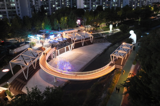 서울시는 수변문화쉼터 당현마루 조성을 마치고 개장 행사를 개최했다. /서울시