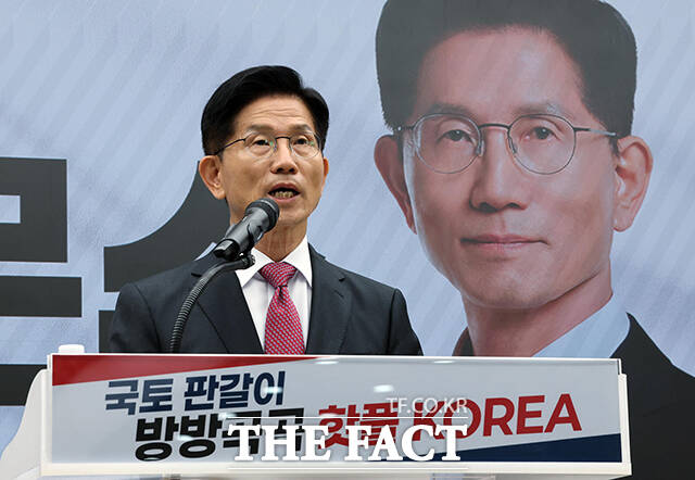 31일 법조계에 따르면 서울경찰청 공공범죄수사대는 전날 김문수 전 국민의힘 대선후보를 공직선거법 위반 혐의로 서울중앙지검에 불구속 송치했다. 사진은 김 전 후보가 지난 5월 27일 서울 여의도 중앙당사에서 열린 '국토 판갈이 : 방방곡곡 핫플 KOREA - 새롭게 대한민국' 공약발표를 하고 있는 모습./남윤호 기자(현장풀)