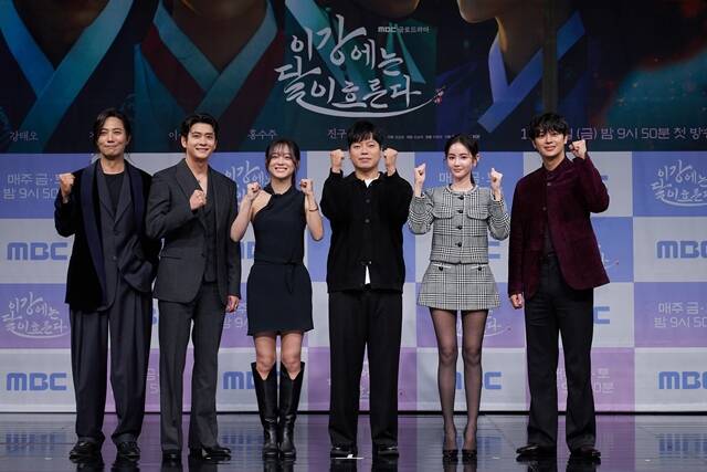 배우 진구 강태오 김세정, 이동현 감독, 배우 홍수주 이신영(왼쪽부터)이 30일 오전 11시 서울 마포구 상암 MBC에서 진행된 새 금토드라마 이강에는 달이 흐른다 제작발표회에 참석해 다양한 이야기를 나눴다. /MBC