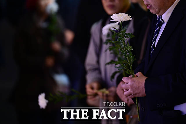 이태원 참사 3주기인 지난 10월29일 오후 서울 용산구 이태원동 10·29 기억과 안전의 길을 찾은 추모객이 국화를 들고 기도하는 모습. /남윤호 기자