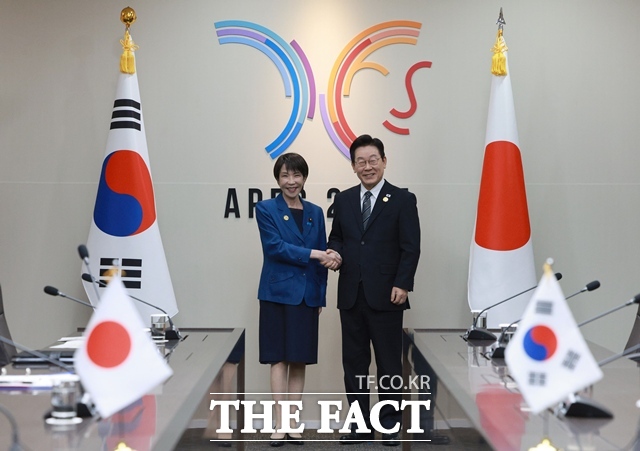 이재명 대통령이 30일 오후 경북 경주 APEC 정상회의장에서 다카이치 사나에 일본 총리와 정상회담에 앞서 악수를 하고 있다. /APEC 2025 KOREA & 연합뉴스
